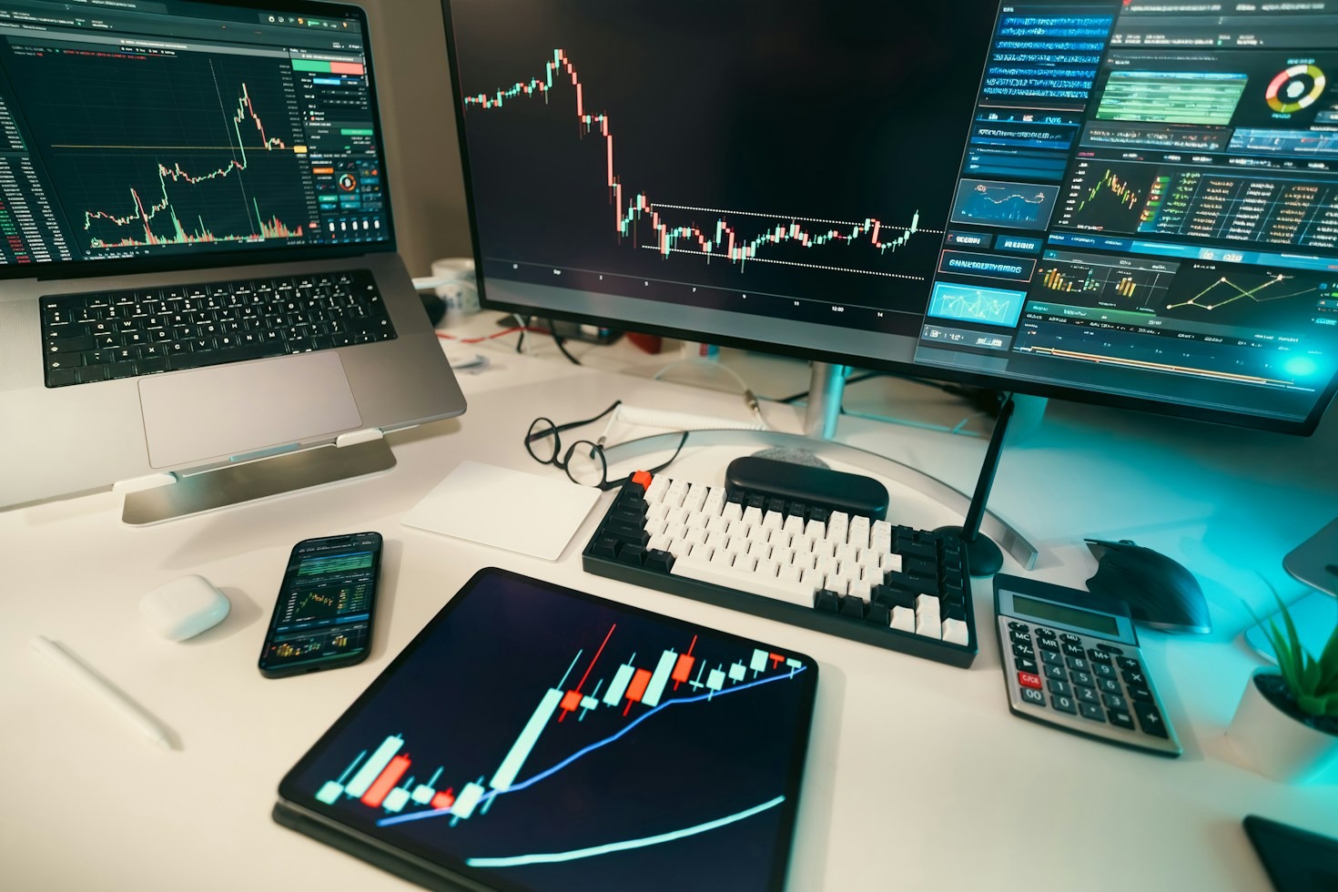 Navigating Crude Futures Volatility During Inventory Report Releases
